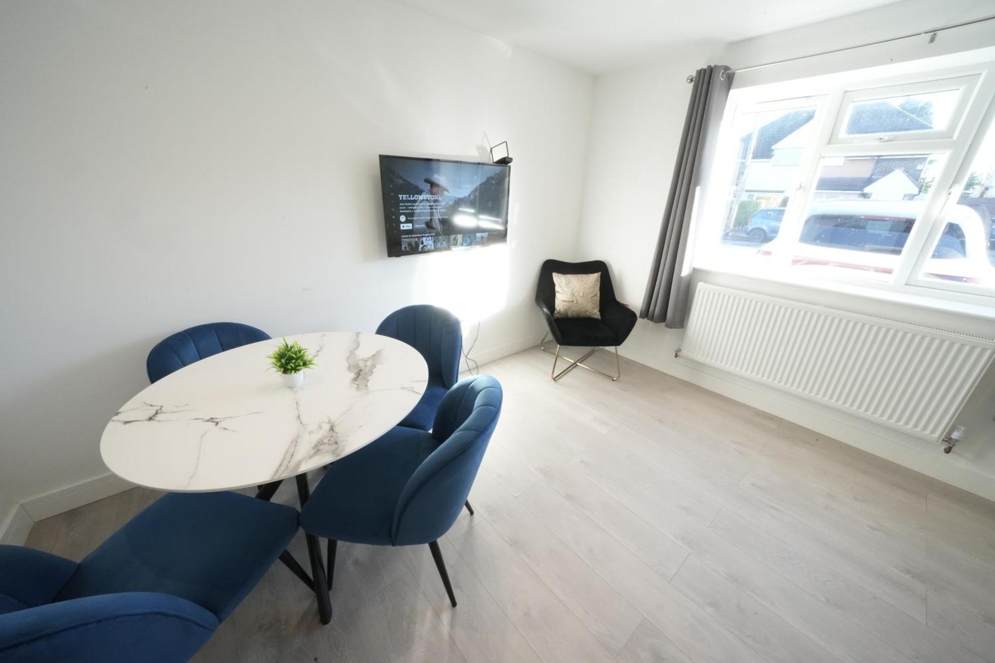 10 Min Drive To Airport - Free Parking - 15 Min Bus Ride - Ev Charge Available Apartment Stanwell Bagian luar foto