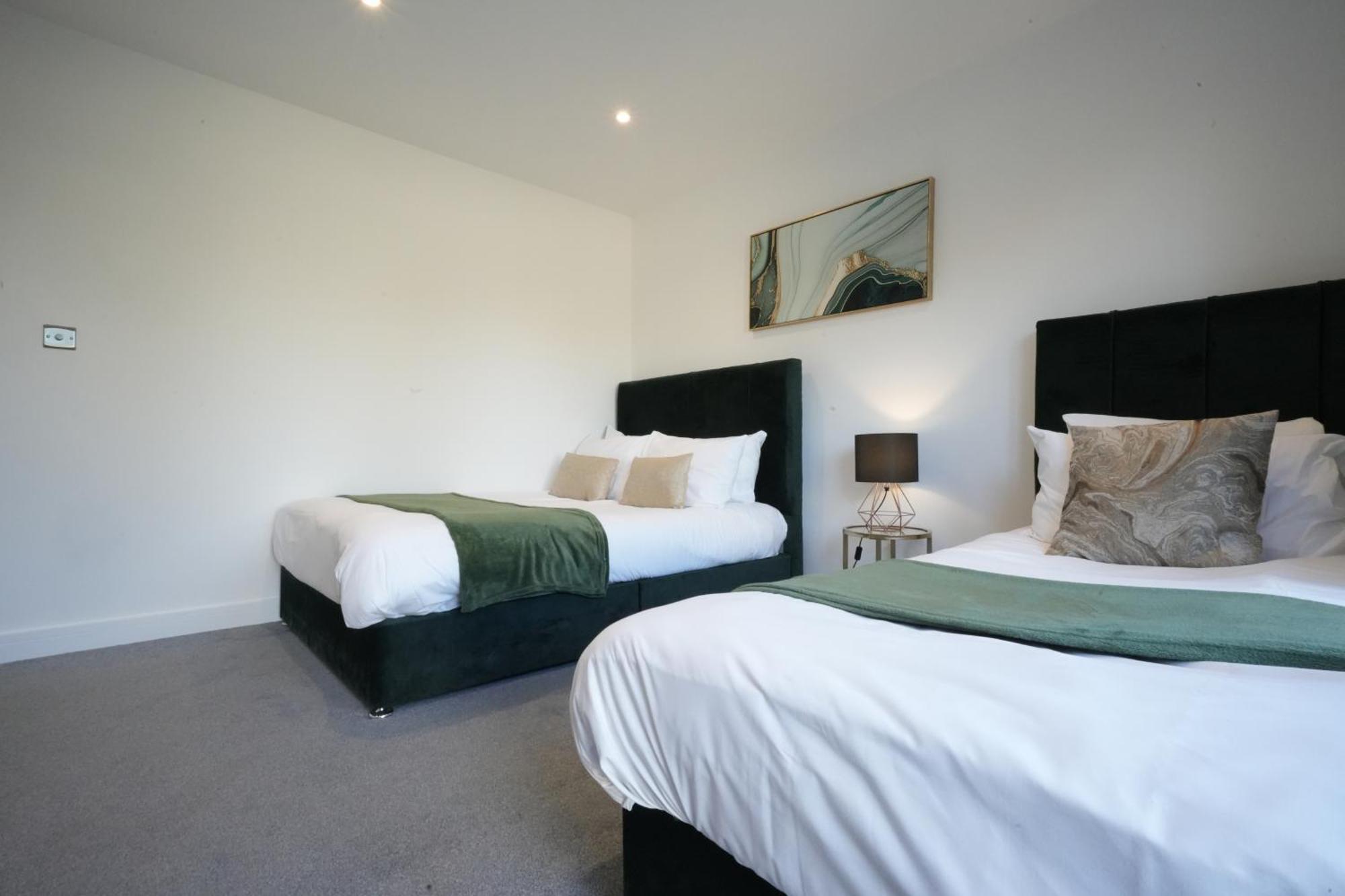 10 Min Drive To Airport - Free Parking - 15 Min Bus Ride - Ev Charge Available Apartment Stanwell Bagian luar foto