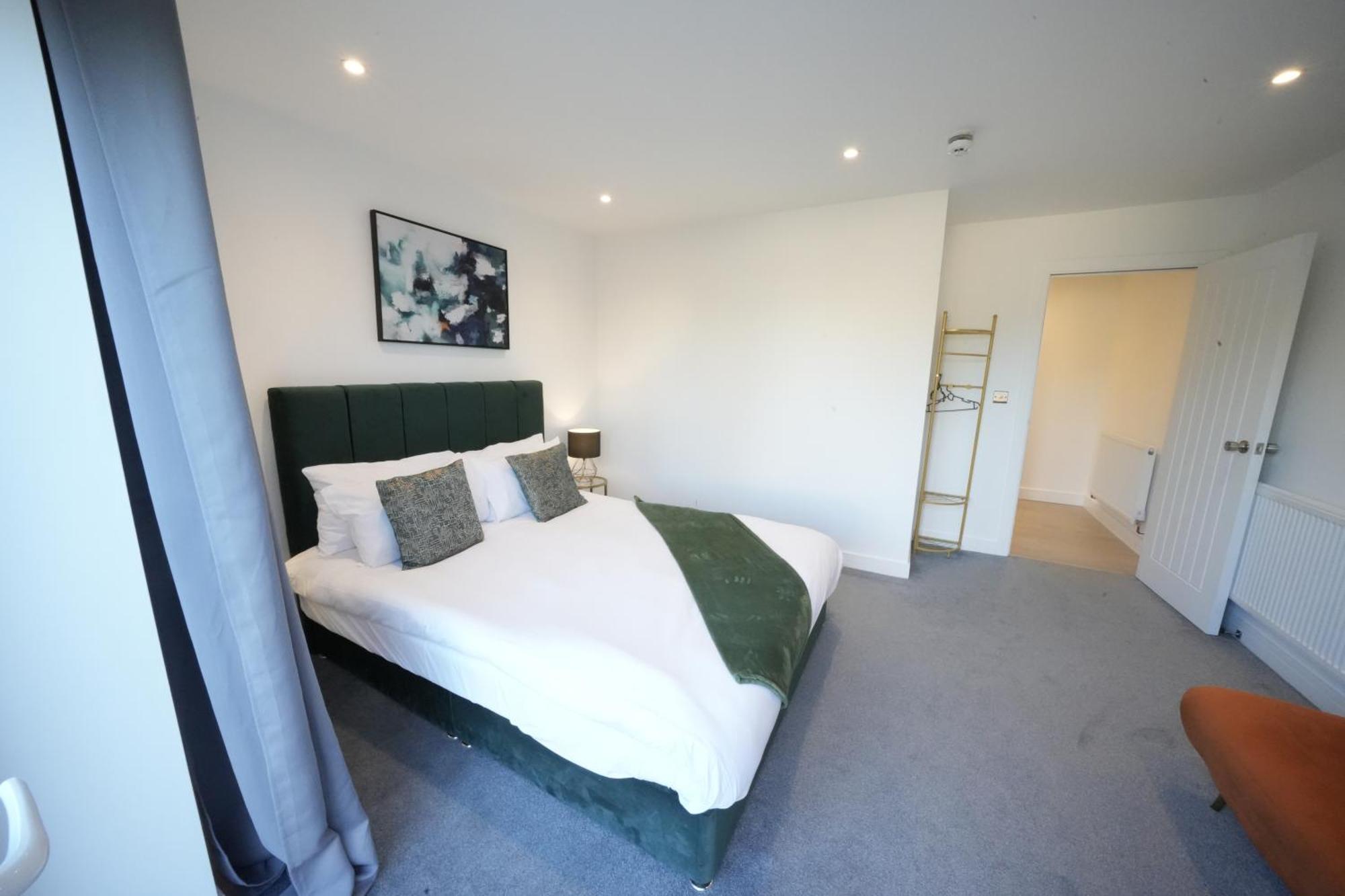 10 Min Drive To Airport - Free Parking - 15 Min Bus Ride - Ev Charge Available Apartment Stanwell Bagian luar foto