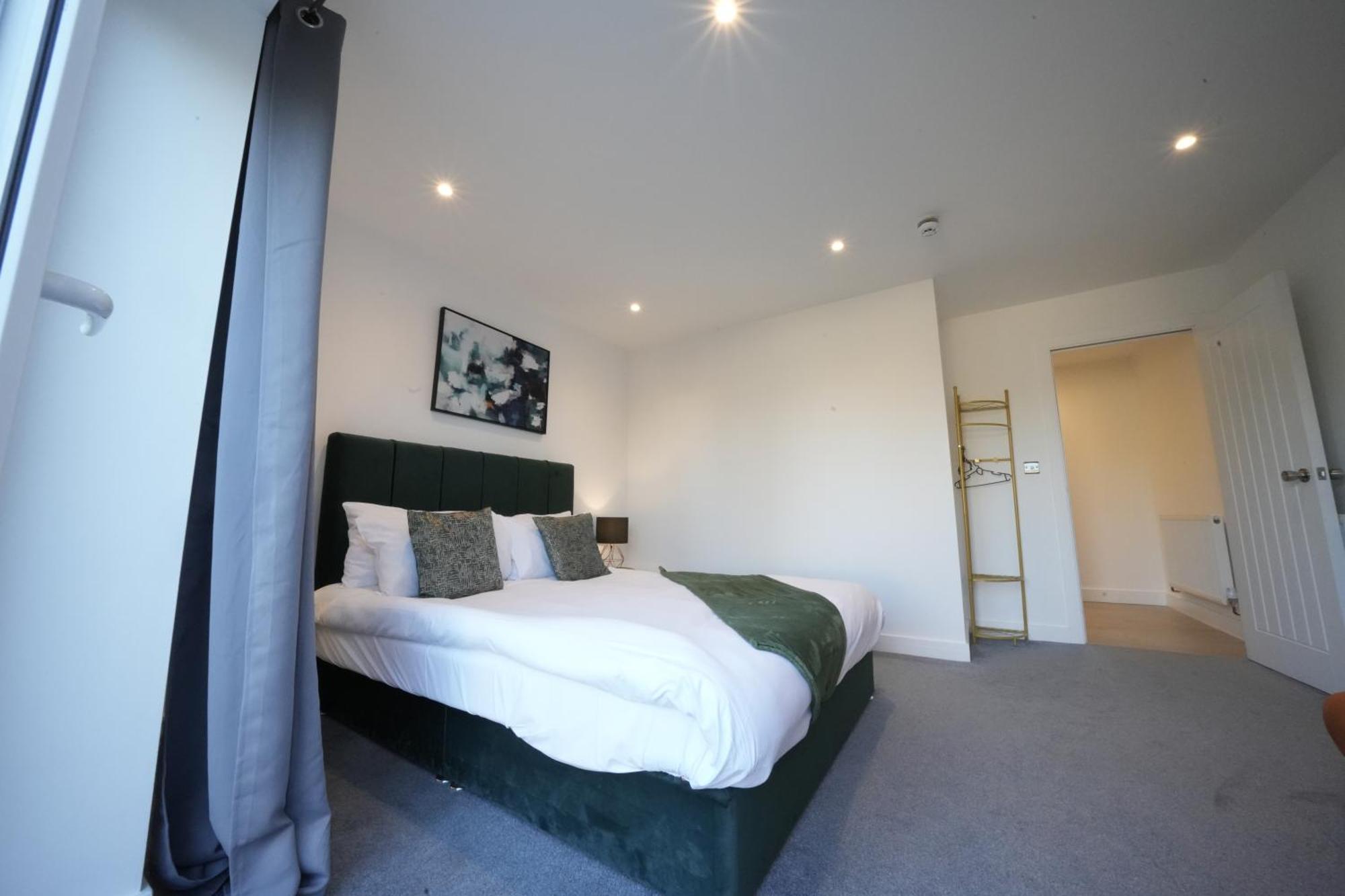 10 Min Drive To Airport - Free Parking - 15 Min Bus Ride - Ev Charge Available Apartment Stanwell Bagian luar foto