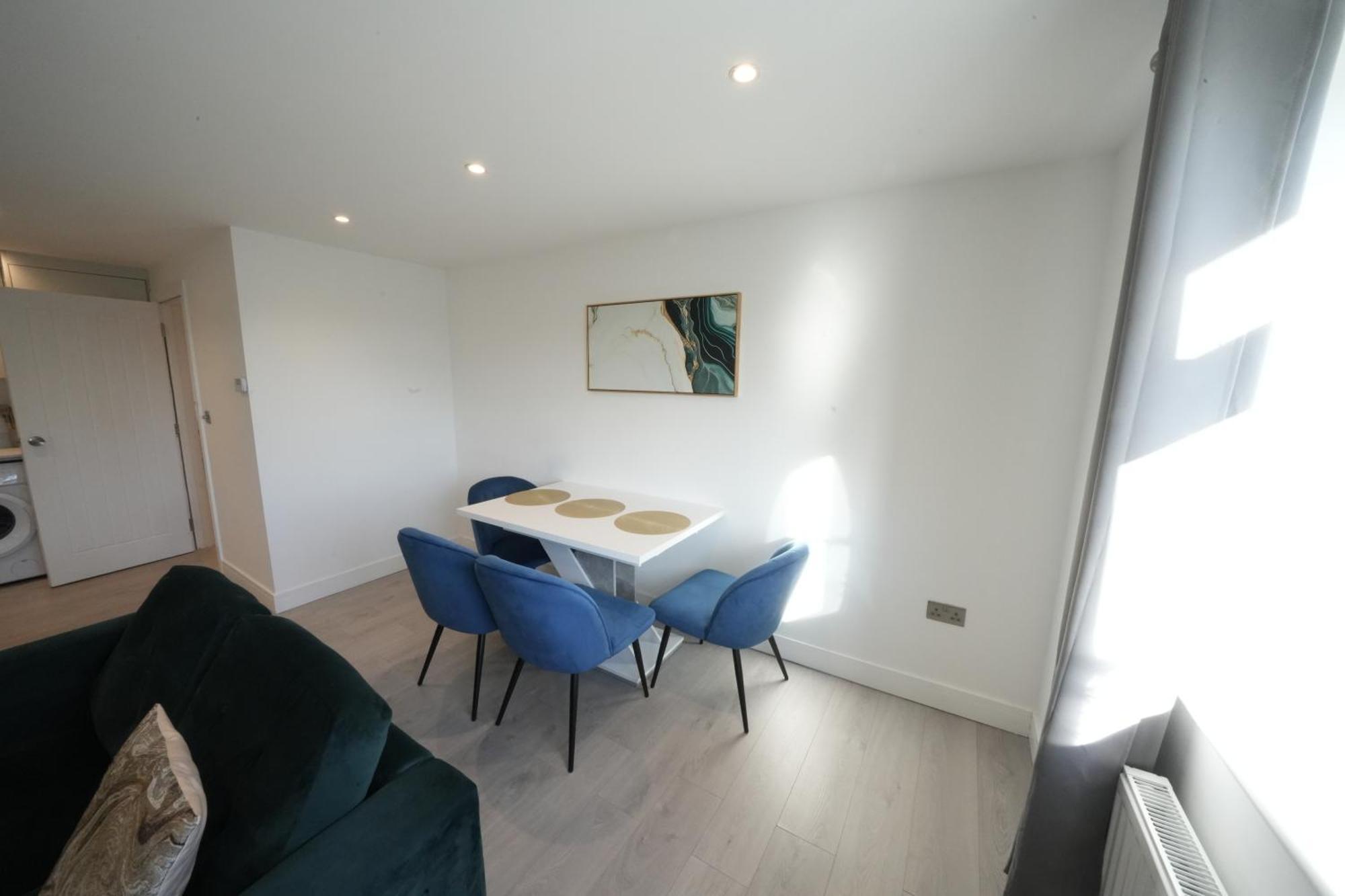 10 Min Drive To Airport - Free Parking - 15 Min Bus Ride - Ev Charge Available Apartment Stanwell Bagian luar foto