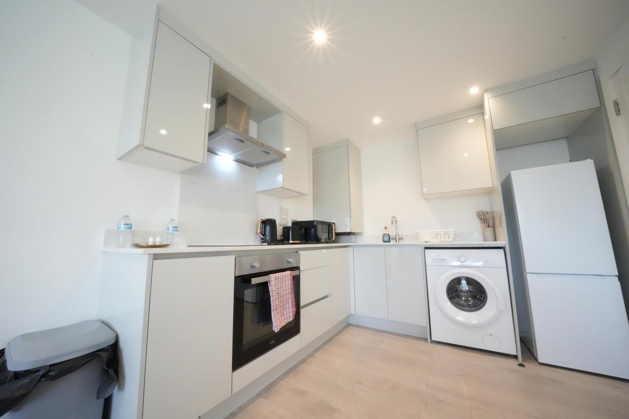 10 Min Drive To Airport - Free Parking - 15 Min Bus Ride - Ev Charge Available Apartment Stanwell Bagian luar foto