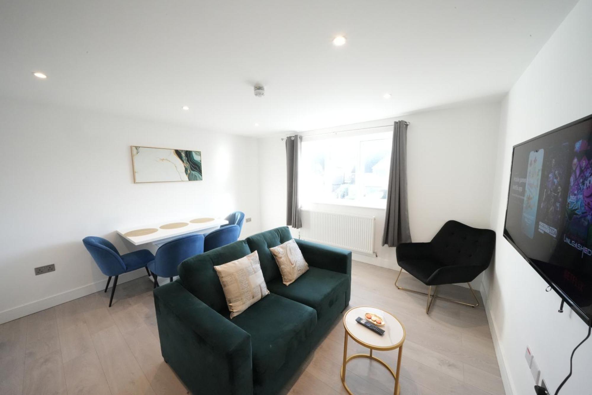 10 Min Drive To Airport - Free Parking - 15 Min Bus Ride - Ev Charge Available Apartment Stanwell Bagian luar foto
