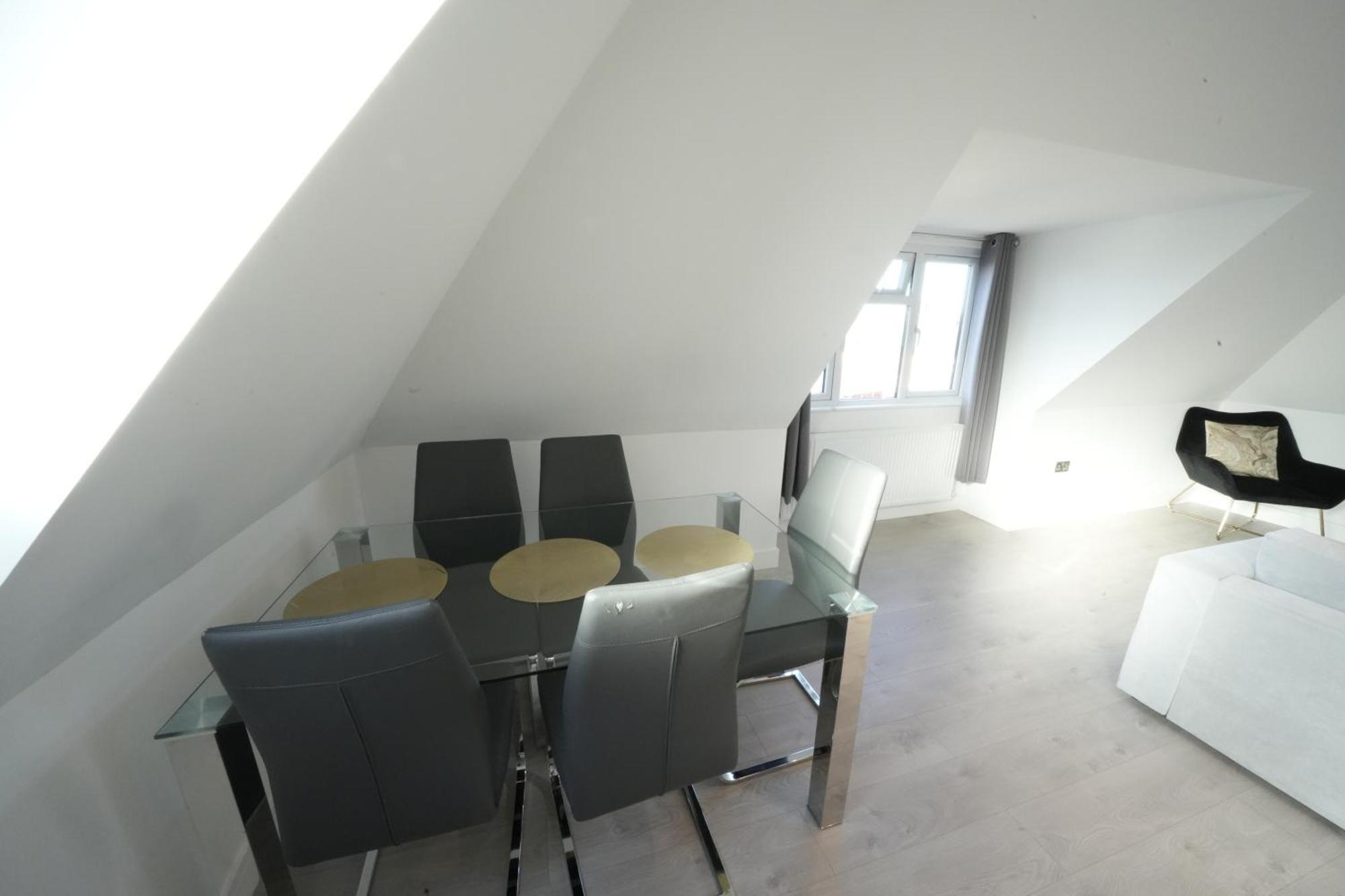 10 Min Drive To Airport - Free Parking - 15 Min Bus Ride - Ev Charge Available Apartment Stanwell Bagian luar foto