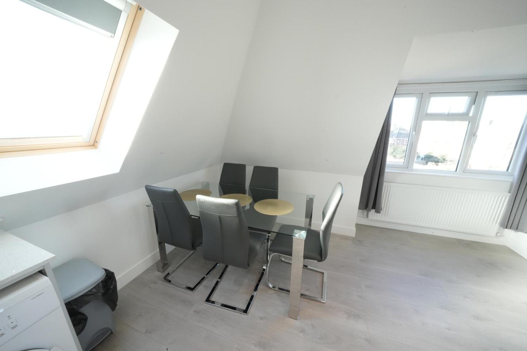 10 Min Drive To Airport - Free Parking - 15 Min Bus Ride - Ev Charge Available Apartment Stanwell Bagian luar foto