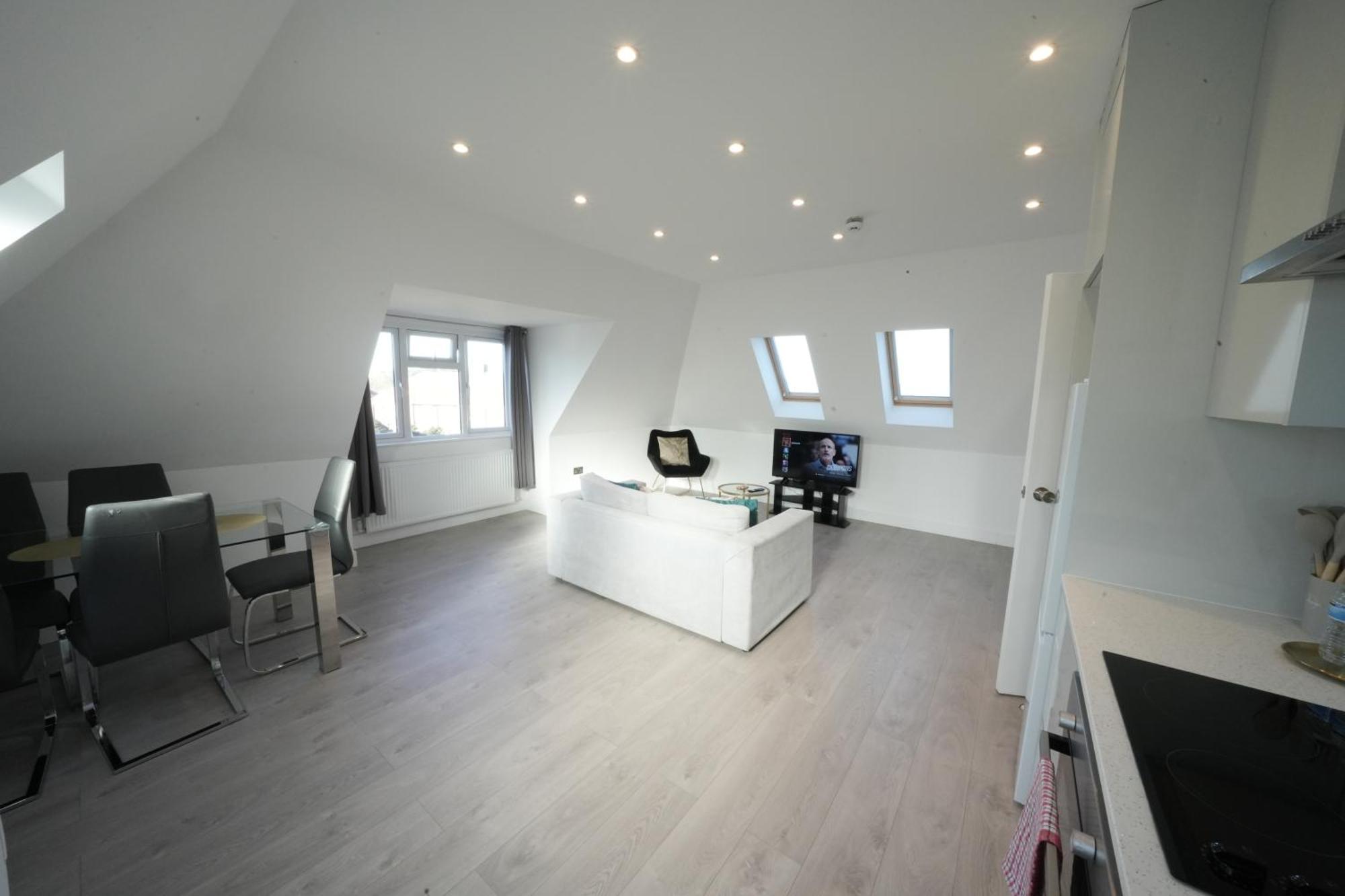 10 Min Drive To Airport - Free Parking - 15 Min Bus Ride - Ev Charge Available Apartment Stanwell Bagian luar foto