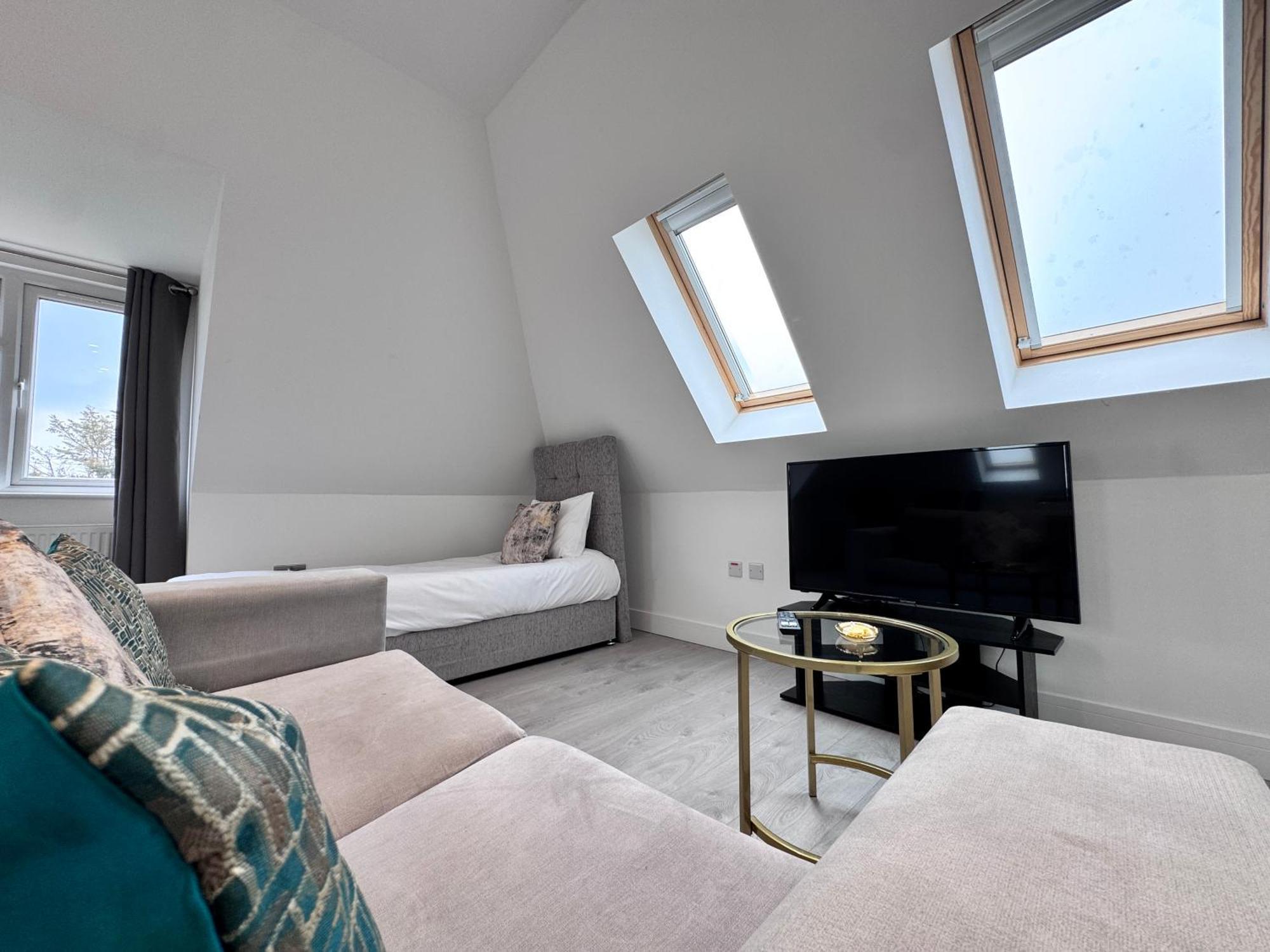 10 Min Drive To Airport - Free Parking - 15 Min Bus Ride - Ev Charge Available Apartment Stanwell Bagian luar foto