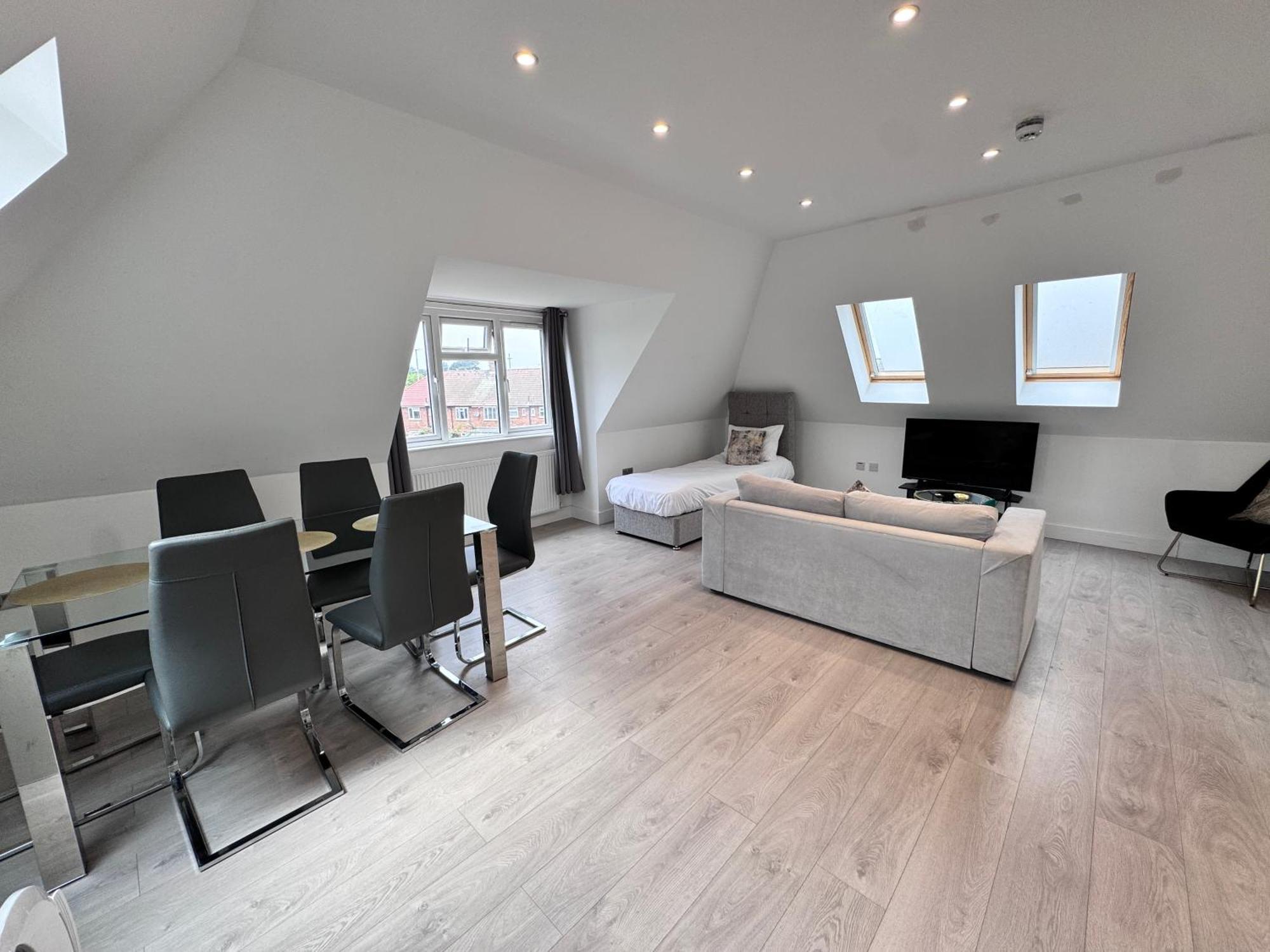 10 Min Drive To Airport - Free Parking - 15 Min Bus Ride - Ev Charge Available Apartment Stanwell Bagian luar foto